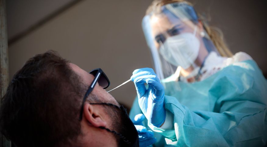 Sintomas leves da Ômicron dificultam identificação da cepa, diz virologista